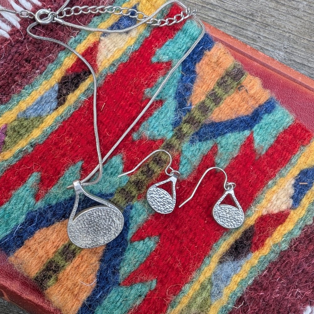Elegant Silver and White Jewelry Set, Necklace & Earrings - Picture 8 of 9
